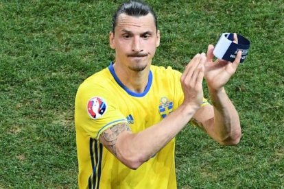 Ibrahimovic se despide de la Europa, la semana pasada en Francia.-AFP / VINCENZO PINTO