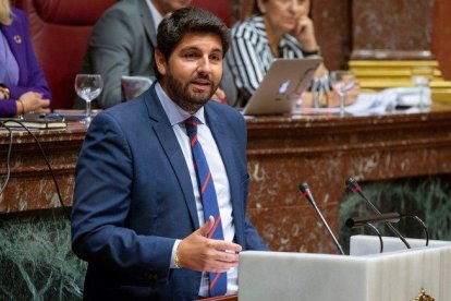 El presidente de Murcia durante una intervención en el pleno de su investidura el pasado mes de julio.-MARCIAL GUILLÉN (EFE)