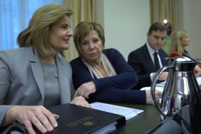 La ministra de Empleo, Fátima Báñez, junto a la presidenta de la Comisión del Pacto de Toledo, Celia Villalobos.-DAVID CASTRO