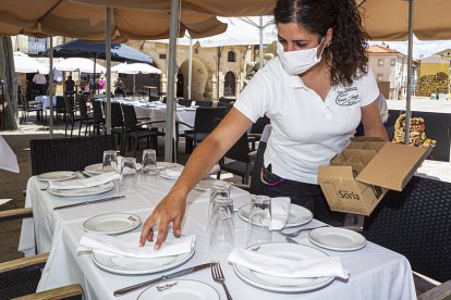 Poniendo mesa en Casa Augusto para una comida del Viernes de toros - MARIO TEJEDOR WEB