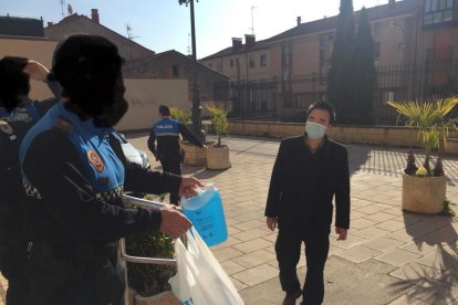 Momento de la entrega del material a la Policía Local.-HDS