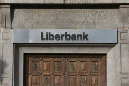 Oficina central de Liberbank en Oviedo.-J.L.CEREIJIDO (EFE)