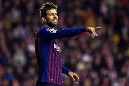 Piqué da instrucciones en un reciente partido de Liga-EFE / RODRIGO JIMÉNEZ