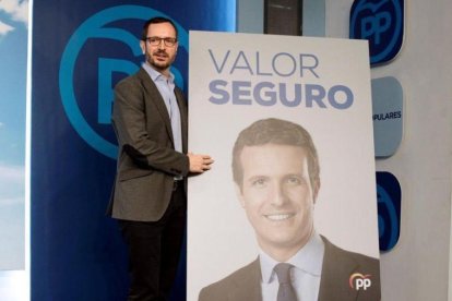 El vicesecretario de Organización del PP, Javier Maroto, presenta el lema del partido para el 28-A.-EFE / NICO RODRÍGUEZ