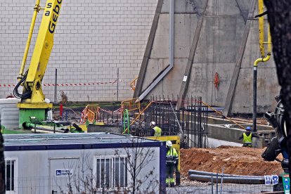 Obras en la planta de Carburos.-MARIO TEJEDOR