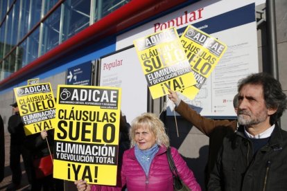 Miembros de Adicae se manifiestan en Madrid por las cláusulas suelo.-EFE