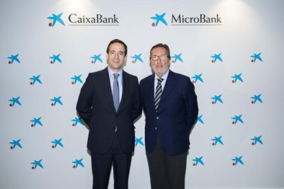 Gonzalo Gortázar, consejero delegado de CaixaBank, y Antoni Vila, presidente de MicroBank.-MAXIMO GARCIA DE LA PAZ