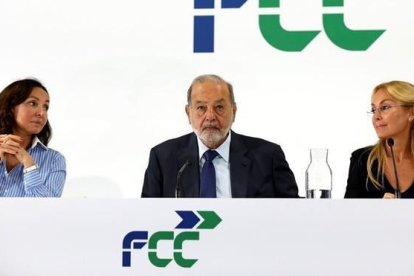 El empresario mexicano Carlos Slim, flanqueado por Esther Koplowitz y su hija, Esther Alcocer Koplowitz, presidenta de FCC, en su primera intervención como accionista mayoritario de la compañía.-SUSANA VERA