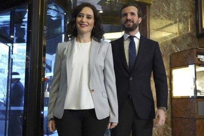 La presidenta de la Comunidad de Madrid, Isabel Díaz Ayuso, con el presidente del PP, Pablo Casado.-DAVID CASTRO