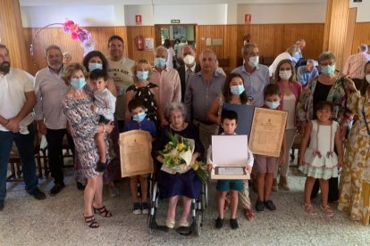 Foto de familia de la celebración del centenario de Cándida.-HDS