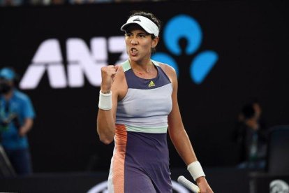 Garbiñe Muguruza celebra un punto en su partido contra la ucraniana Elina Svitolina en el Abierto de Australia.-AFP / MANAN VATSYAYANA