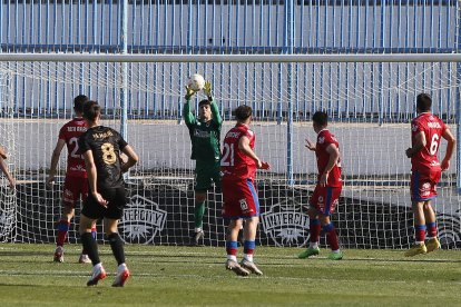 Ayesa detiene el balón durante el partido del Numancia en Alicante ante el Intercity. HDS