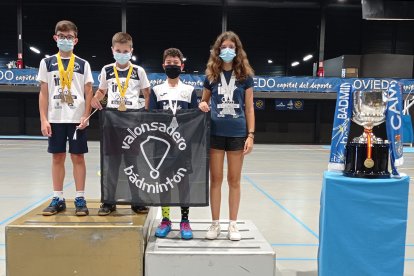 Hugo Sanz, Miguel Pérez, Ian Antón e Irene Gárate en el pódium del Máster Nacional 8* de Oviedo. HDS