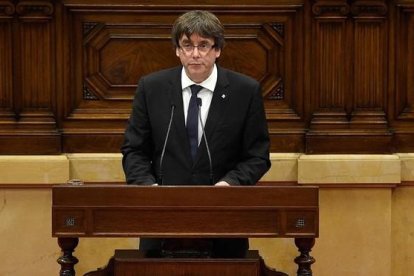 Carles Puigdemont durante su intervencion en el Parlament.-LLUIS GENE /AFP