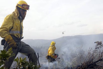 Imagen de archivo de dos componentes de la Brif de Lubia durante la extinción de un incendio. / ÁLVARO MARTÍNEZ-