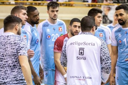 Uno de los tiempos muertos de Toribio en el partido del sábado ante Emevé Lugo. GONZALO MONTESEGURO