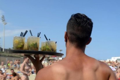 Un camarero en un chiringuito de la playa de la Mar Bella de Barcelona.-MÓNICA TUDELA