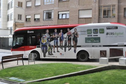 El autobús urbano en la calle Doctrina.-Valentín Guisande