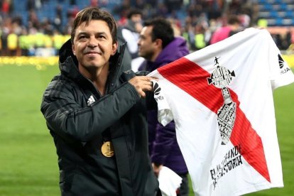 Marcelo Gallardo muestra la camiseta de River que certifica la Copa Conquistadores en el Bernabéu.-