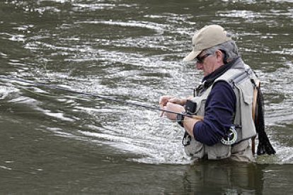 Un pescador en uno de los ríos sorianos. / VALENTÍN GUISANDE-