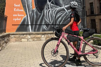 La autora con la bici en San Esteban de Gormaz.-HDS