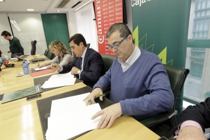 Joan Cruz, Marta Cáceres y Soraya de las Sías en la presentación de la lanzadera.-LUIS ÁNGEL TEJEDOR