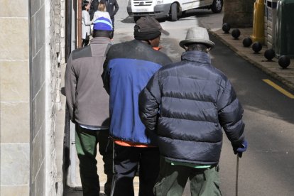 El inmigrante infectado contagió a cuatro compañeros de viaje y otras dos personas del piso de acogida en Soria. MARIO TEJEDOR