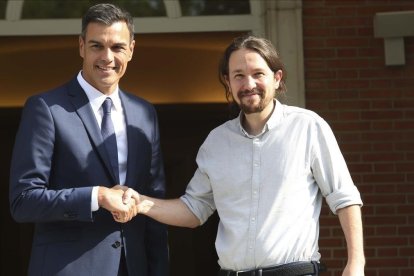 Pedro Sánchez y Pablo Iglesias, en el palacio de la Moncloa.-DAVID CASTRO