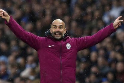 Guardiola da órdenes a los jugadores del City durante el duelo con el Burnley.-AP / MARTÍN RICKETT