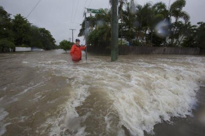 Las fuertes lluvias en Autralia inundan cientos de casas y las personas intenta protegerse.-EFE EPA ANDREW RANKIN  / EPA/AAP