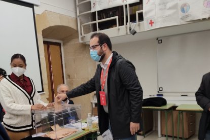 El cabeza de lista del PSOE de Soria, Ángel Hernández, deposita su voto. HDS