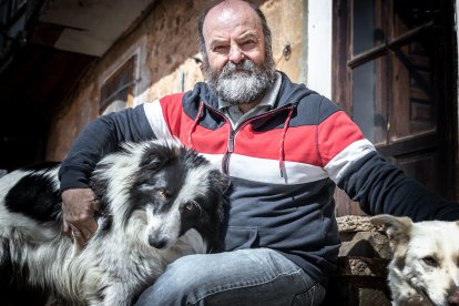 Antonio Molina, con sus perros.-GONZALO MONTESEGURO