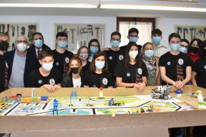 Los alumnos del IES Antonio Machado junto a su proyecto de robótica. HDS