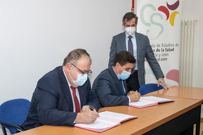 Firma del acuerdo entre el Instituto de Ciencias de la Salud y Caja Rural con asistencia del consejero de Sanidad en marzo. GONZALO MONTESEGURO