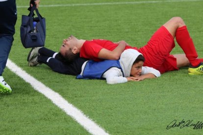 La imagen de Moisés Aguilar ayudando al futbolista rival.-/ TWITTER / LA PALMA CF