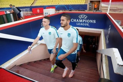 Koke (d), jugador del Atlético de Madrid, durante el entrenamiento previo al partido en Mónaco.-REUTERS