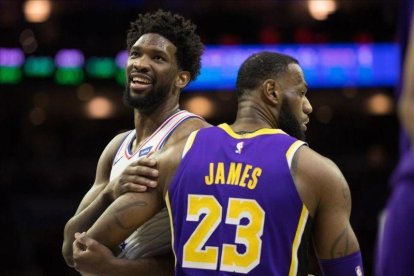 Lebron James, la gran figura de la NBA, junto a Joel Embiid, uno de las estrellas emergentes con la que estará en Charlotte.-BILL STREICHER (USATODAY SPORTS)