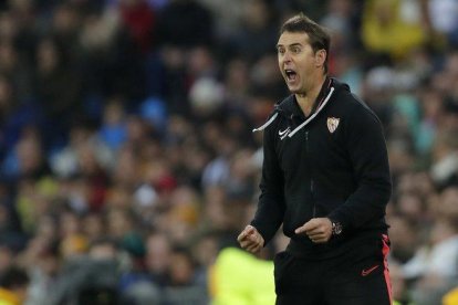 Lopetegui protesta una acción durante el partido del Sevilla ante el Madrid.-AP