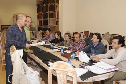 Ildefonso Núñez, Vicente de Vicente y Pedro Miguel atienden a los medios en la tarde de ayer por la puerta trasera. / VALENTÍN GUISANDE-