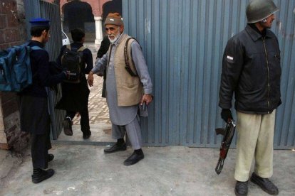 Un estudiante entra en la escuela de Peshawar atacada por los talibanes el pasado diciembre.-Foto: REUTERS / KHURAM PARVEZ