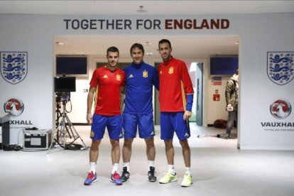 Azpilicueta, Lopetegui y Busquets posan antes de la rueda de prensa ofrecida en el estadio de Wembley.-EFE / JUAN CARLOS HIDALGO