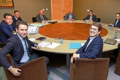 Alfonso Fernández Mañueco, Teodoro García Egea, Raúl de la Hoz, Carlos Fernández Carriedo, David Castaño, Francisco Igea, José María Espejo y Miguel Ángel González, en la reunión.-J. M. LOSTAU