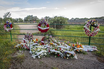 Coronas florales en torno al lugar del accidente.-MARIO TEJEDOR