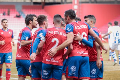 Los jugadores del Numancia festejan un gol durante la temporada del ascenso a Primera RFEF. GONZALO MONTESEGURO