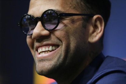 Dani Alves, en una conferencia de prensa-MANU FERNÁNDEZ / AP