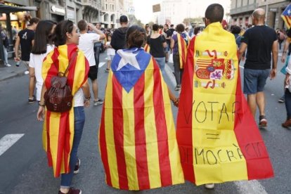 Diferentes banderas en Universitat.-JULIO CARBO