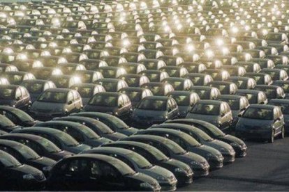 Coches a la espera de su distribución en concesionarios en el puerto de Tarragona.-Foto: ARCHIVO / JOAN PUIG