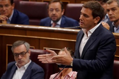 Rivera interpelando a Sánchez en el Congreso-JOSE LUIS ROCA