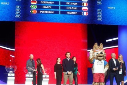 El exfutbolista uruguayo Diego Forlán (c) participa en el ensayo del sorteo de emparejamientos para el Mundial de fútbol 2018 en el Palacio del Kremlin, en Moscú.-SERGEI CHIRIKOV (EFE)