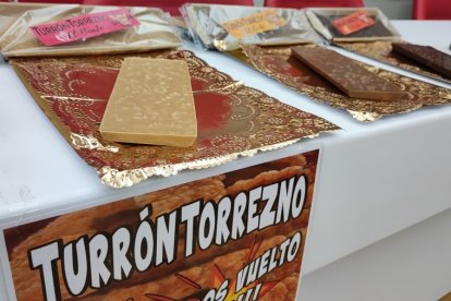 TurronTorrezno blanco, con leche y negro en la presentación. HDS